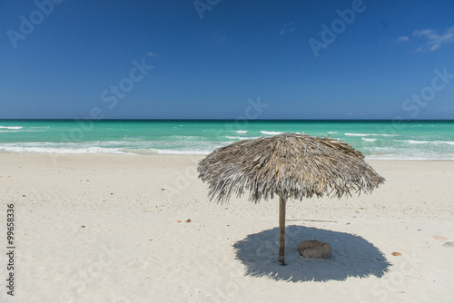 Plaża z parasolem i widokiem na turkusowe morze w Varadero na Kubie