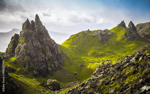 Antyczne skały stary człowiek Storr w chmurnym dniu - wyspa Skye, Szkocja, UK