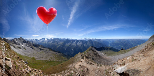 Alpenpanorama/Zillertaler Alpen mit Luftballon