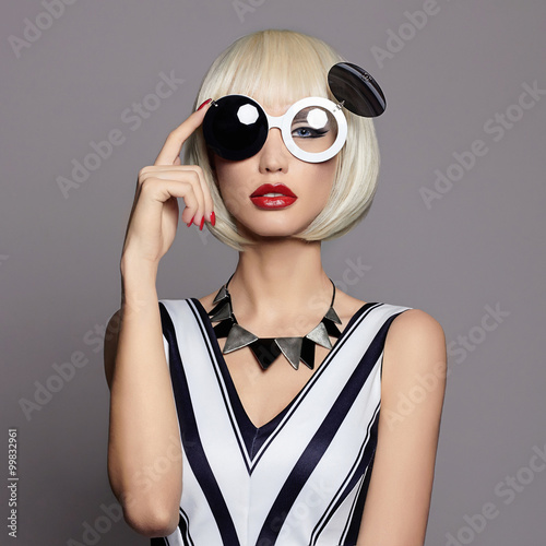 fashion beauty girl in glasses