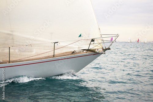 regata con barche a vela nel mar mediterraneo