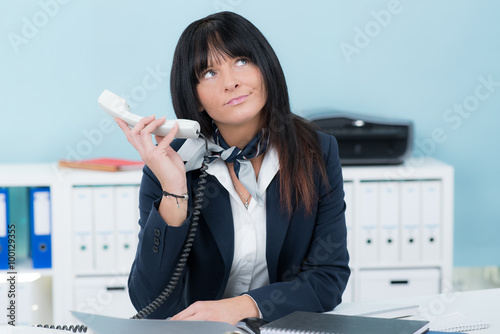 frustrierte frau am telefon