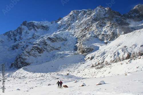 Ciaspole sotto il Monte Rosa, Macugnaga, Piemonte