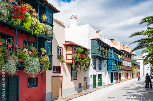 Balkonhäuser in der Avenida Maritima in Santa Cruz; La Palma, Kanaren, Spanien