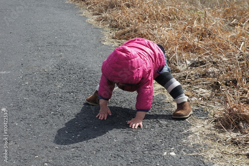 土手で転んだ子供