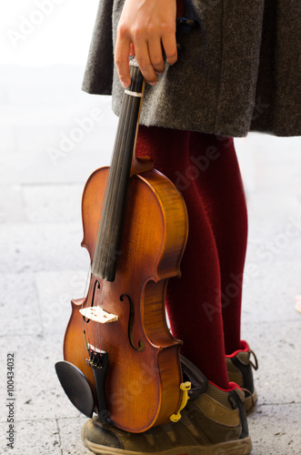 Teenage girl with violin