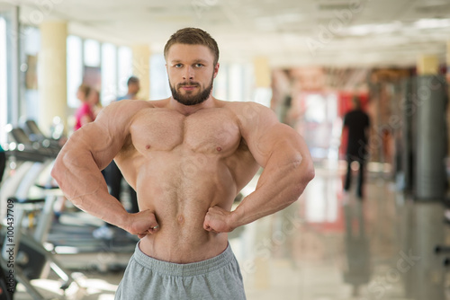 Muscular man in gym.