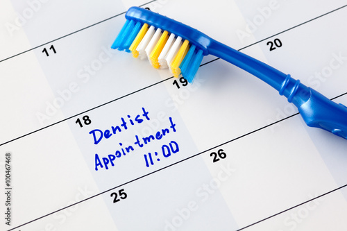Reminder Dentist appointment 11-00 in calendar with toothbrush.