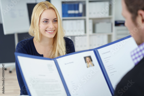 junge frau im bewerbungsgespräch