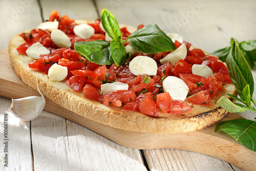 Bruschetta al pomodoro e mozzarella