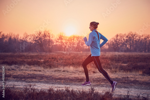 ragazza atletica si allena all'aperto su terra di sera