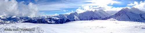 Schneebedeckte Gipfel in den Alpen, Panorama