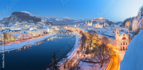 Salzburg im Winter, Festung Hohensalzburg und Altstadt schneebedeckt