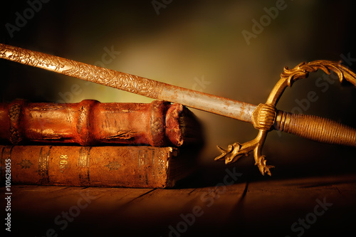 libri antichi con spada