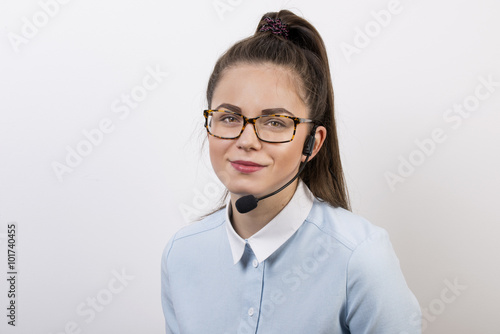 Operator centrum telefonicznego, dziewczyna w okularach