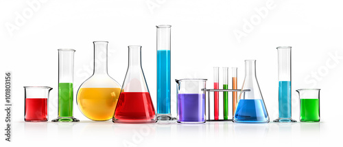 Farbige Chemiegläser in Reihe
