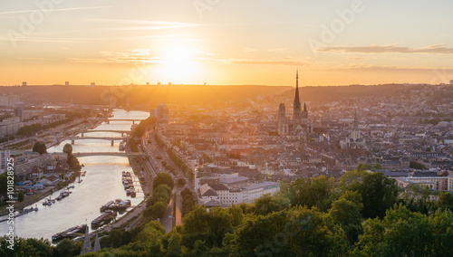 Panorama de la ville de Rouen au soleil couchant avec la Seine et la cathédrale. Pris de la côte Sainte-Catherine