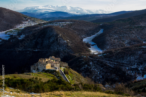 Elcito (MC) - Marche Si tratta di un piccolo paese arroccato su uno sperone roccioso a 821 m. di altezza alle pendici del Monte San Vicino. È ciò che resta di un antico castello.