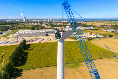 Luftbild der Errichtung einer Nordex Windenergieanlage Gondel bzw. Maschinenhaus Montage