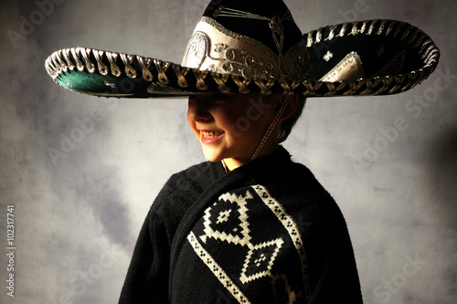 chłopiec w meksykańskim kapeluszu sombrero, mały Indianin