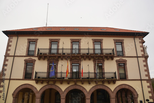 fachada del ayuntamiento de Comillas, Cantabria