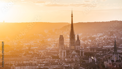 Vue de la cathédrale Notre-Dame de Rouen en contre-jour au soleil couchant