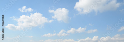 Panorama biel chmura i niebieskie niebo w ranku
