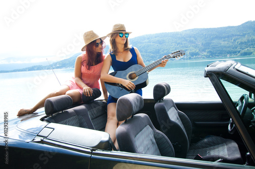 Freundinnen im Cabrio. Sommer und gute Laune bei einer Spazierfahrt