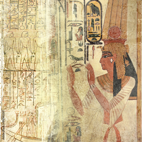 Sand-beige ancien Egypt wallpaper with queen nefertari and hieroglyphics