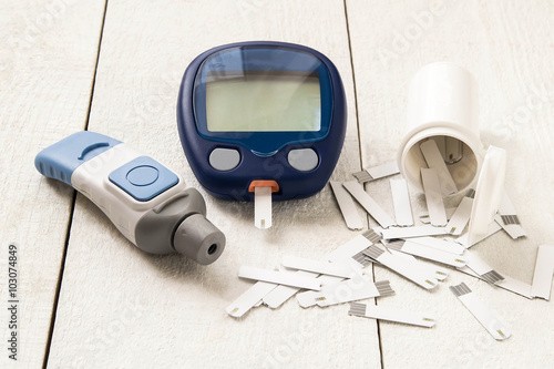 Device for measuring the level of glucose in the blood