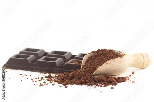 Tavoletta di cioccolato fondente e cacao in polvere