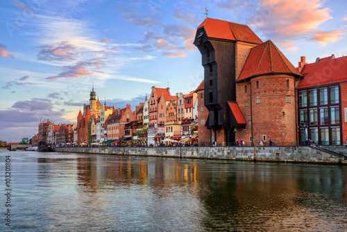 Żuraw i gotyckie stare miasto na zachód słońca, Gdańsk, Polska