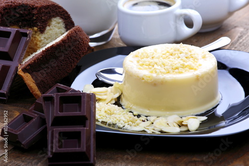 Colazione con budino alla vaniglia mandorlato