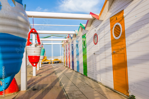 Cabine di legno con porte colorate