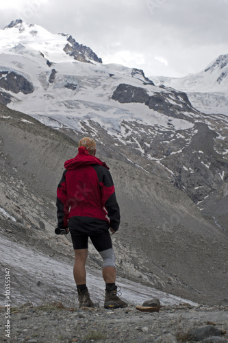 Alpinista podziwia góry w Alpach szwajcarskich
