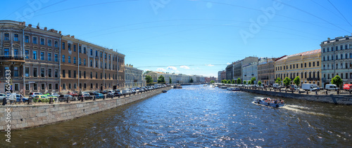 Панорама: вид реки Фонтанка в Санкт-Петербурге, летний день