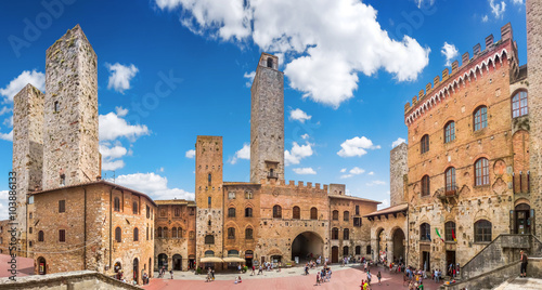 Sławny piazza Del Duomo w historycznym San Gimignano, Tuscany, Włochy