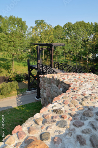 Fragmenty murów obronnych i most zwodzony na zamku, Kruszwica, Polska