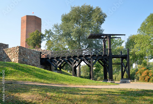 Zrekonstruowany most zwodzony na zamku, Kruszwica, Polska