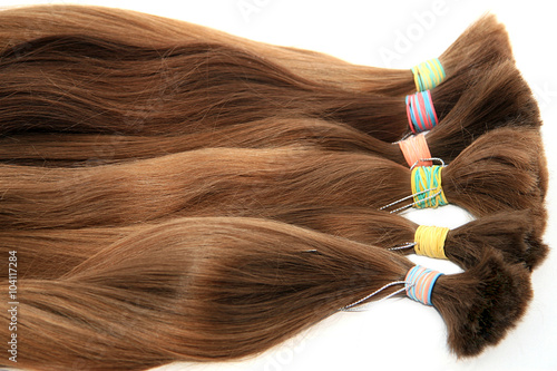 Sprzęt do przedłużania włosów z włosów naturalnych. próbki włosów w różnych kolorach