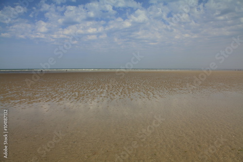 L'immensité paisible de la plage à marée basse.