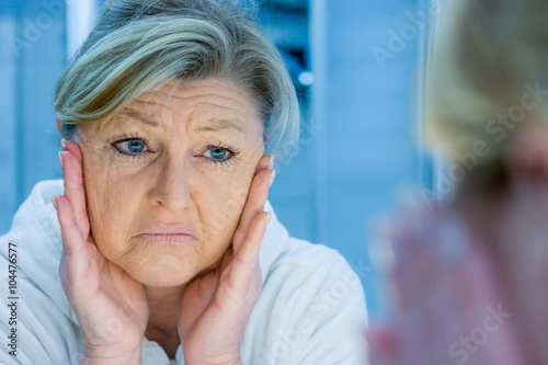 reife frau bei der gesichtspflege