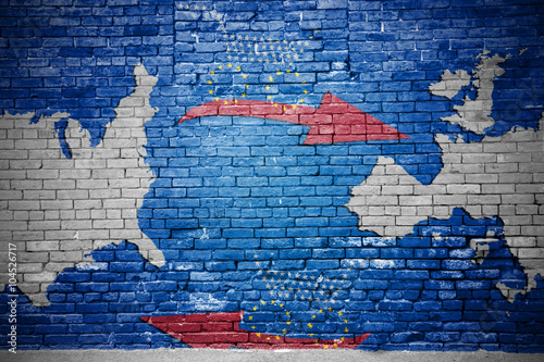 Ziegelsteinmauer mit Freihandels-Graffiti TTIP