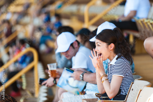 スタジアム,応援する女性