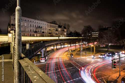 Deutschland, Berlin, Kreuzberg: Blick auf Kreuzung Schlesisches Tor nahe Oberbaumbrücke in der Nacht im Zentrum der deutschen Hauptstadt