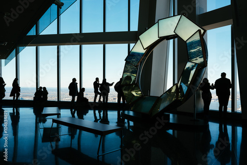 Des gens regardant à travers les vitres du One World Observatory à Manhattan, New York