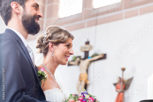 Braut und Bräutigam in Kirche vor Traualtar