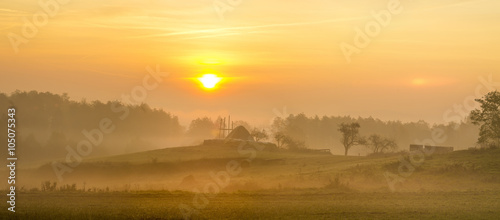 mglisty poranek na wiejskiej farmie