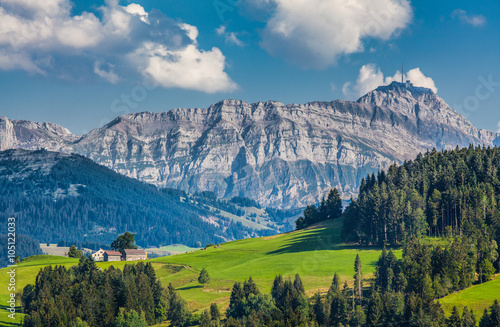 Idylliczny krajobraz w Alpach, Appenzellerland, Szwajcaria