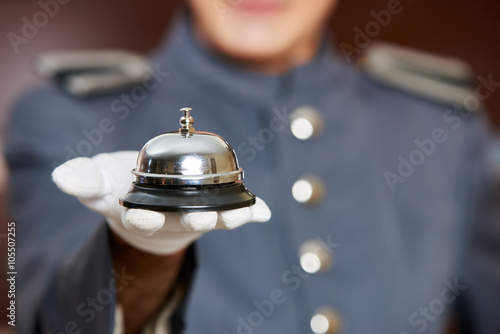 Hotelglocke auf Hand von Concierge